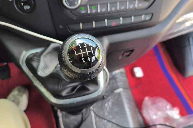Used Foton Toano 2024 Joy Elephant Multi-Function Model Cummins 2.8T Manual Transmission Extended Wheelbase High Roof and Dual Rear Tires—7-Seater Gear Lever