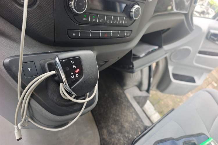 Used Foton Toano 2024 Geely Xing Multi-Function 2.0T Automatic Long Wheelbase Mid-Roof Design with Single Rear Tire and 3 Seating Capacity Gear Lever