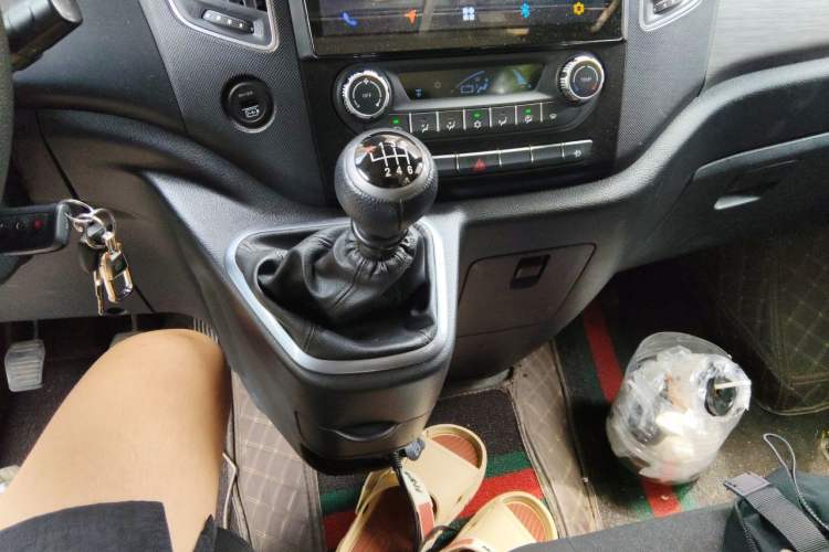 Used Foton Toano 2024 Tuyano Pro Multi-Function 2.0T Manual Rear-Drive Long Wheelbase Mid-Roof Design Single Rear Tire—Available in 5/6/7/9-Seater Configurations Gear Lever