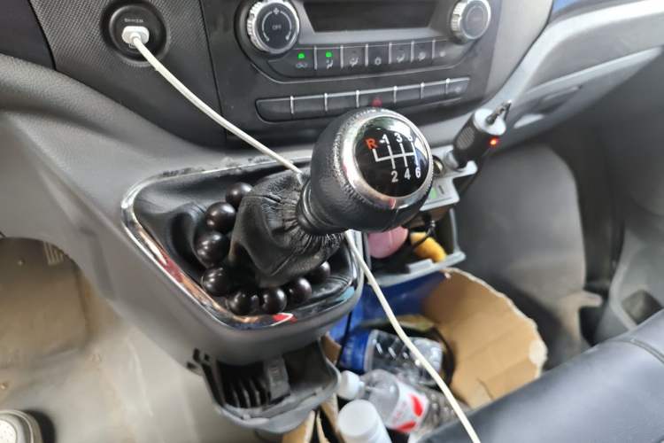 Used Foton Toano 2024 Joyear Multi-Function 2.0T Manual Long-Wheelbase Mid-Roof Model with Single Rear Tire Available in 5/6/7/9-Seater Configurations Gear Lever