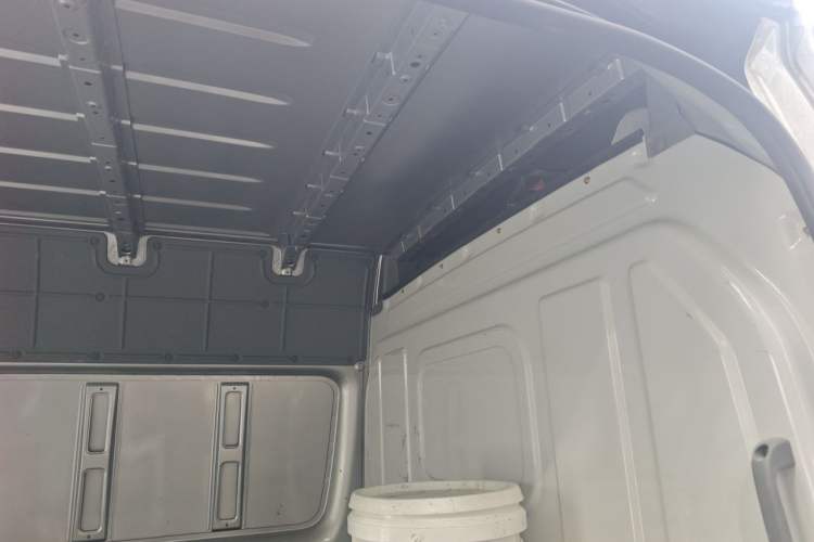 Used Foton Toano 2024 Geely Xing Multi-Function 2.0T Automatic Long Wheelbase Mid-Roof Design with Single Rear Tire and 3 Seating Capacity Headliner