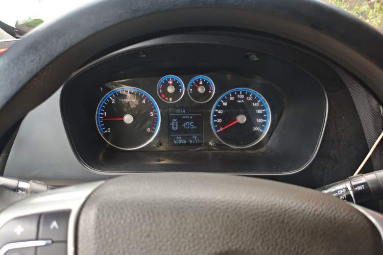 Used Foton Toano 2024 Tuyano Pro Multi-Function 2.0T Manual Front-Wheel Drive Long Wheelbase Mid-Roof Design with Single Rear Tire and 7 Seating Capacity Instrument Cluster