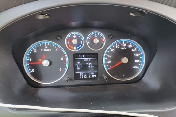 Used Foton Toano 2024 Joy Elephant Multi-Function Model Cummins 2.8T Manual Transmission Extended Wheelbase High Roof and Dual Rear Tires—7-Seater Instrument Cluster