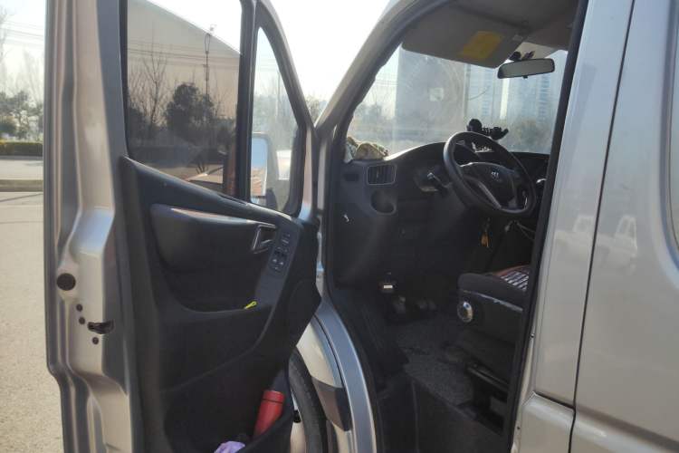 Used Foton Toano 2024 Tuyano Pro Van 2.5T Manual Rear-Wheel Drive Extended Wheelbase with Ultra-High Roof Dual Rear Tires 3-Seater Configuration Interior 3