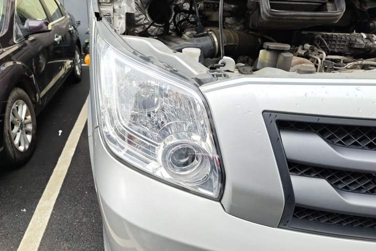 Used Foton Toano 2024 Joyear Multi-Function 2.0T Manual Long-Wheelbase Mid-Roof Model with Single Rear Tire Available in 5/6/7/9-Seater Configurations Right Front Headlight