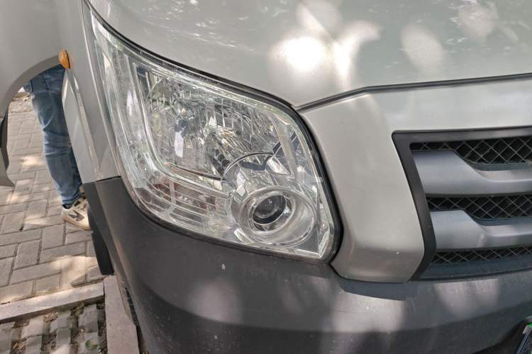 Used Foton Toano 2024 Joyear Multi-Function Power Version 2.5T Manual Short Wheelbase Mid-Height Roof with Rear Dual Tires—5/6-Seater Right Front Headlight