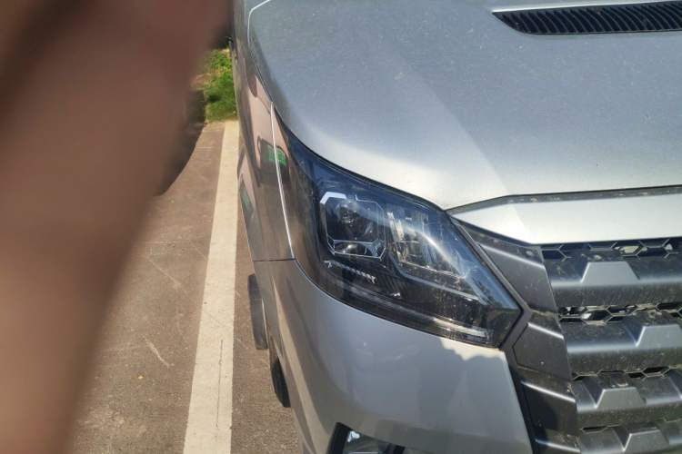 Used Foton Toano 2024 Geely Xianghuo 2.5T Manual Long Wheelbase Ultra-High Roof with Rear Dual Tires 3-Seater Right Front Headlight