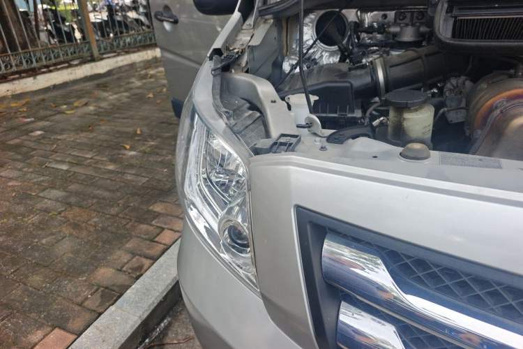 Used Foton Toano 2024 Geely Xing Multi-Function 2.0T Automatic Long Wheelbase Mid-Roof Design with Single Rear Tire and 3 Seating Capacity Right Front Headlight