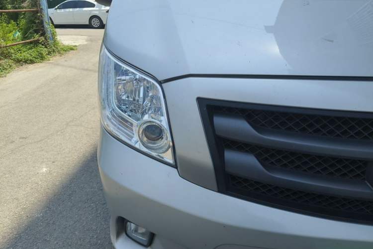Used Foton Toano 2024 Joyear Multi-Function Cummins 2.8T Manual Long Wheelbase Mid-Roof with Rear Dual Tires 7-Seater Right Front Headlight