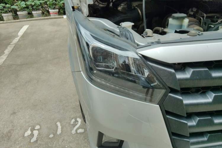Used Foton Toano 2024 Tuyano Pro Multi-Function 2.0T Manual Rear-Drive Long Wheelbase Mid-Roof Design Single Rear Tire—Available in 5/6/7/9-Seater Configurations Right Front Headlight