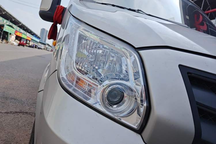 Used Foton Toano 2024 Joyear Multi-Function 2.0T Manual Long-Wheelbase Mid-Roof Model with Single Rear Tire Available in 5/6/7/9-Seater Configurations Right Front Headlight