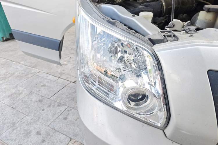 Used Foton Toano 2024 Joyear Multi-Function 2.0T Manual Long-Wheelbase Mid-Roof Model with Single Rear Tire Available in 5/6/7/9-Seater Configurations Right Front Headlight