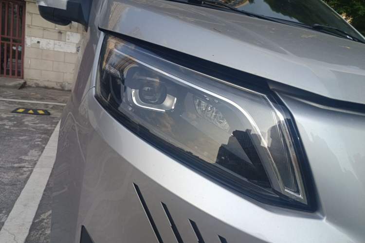 Used Foton Toano 2024 Tuyano Pro Multi-Function 2.0T Manual Front-Wheel Drive Long Wheelbase Mid-Roof Design with Single Rear Tire and 7 Seating Capacity Right Front Headlight