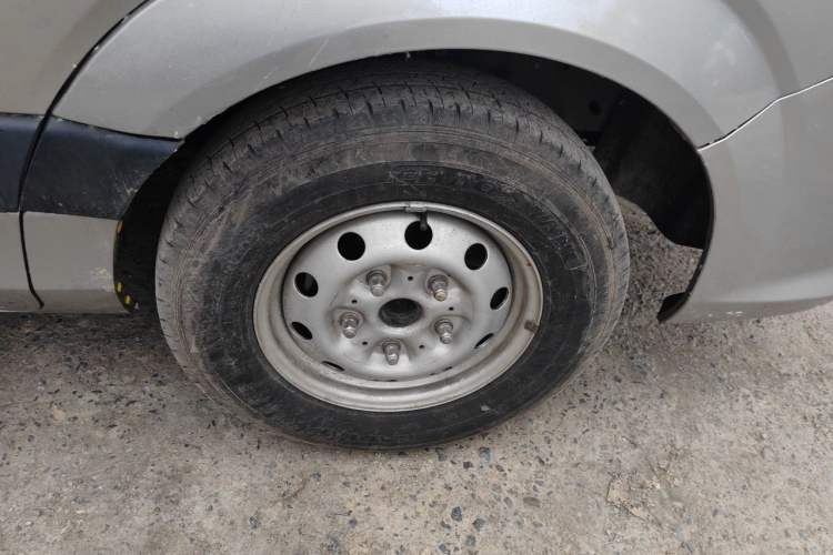 Used Foton Toano 2024 Geely Multi-Function 2.0T Manual Long Wheelbase High-Roof Single Rear Tire 5/6/7/9-Seater Right Front Wheel Hub