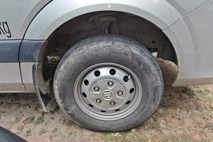 Used Foton Toano 2024 Tuyano Pro Van 2.0T Manual Rear-Wheel Drive Extended Wheelbase Mid-Roof Configuration Single Rear Tire 3-Seater Right Front Wheel Hub