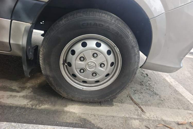 Used Foton Toano 2024 Geely Xing Multi-Function 2.0T Automatic Long Wheelbase Mid-Roof Design with Single Rear Tire and 3 Seating Capacity Right Front Wheel Hub