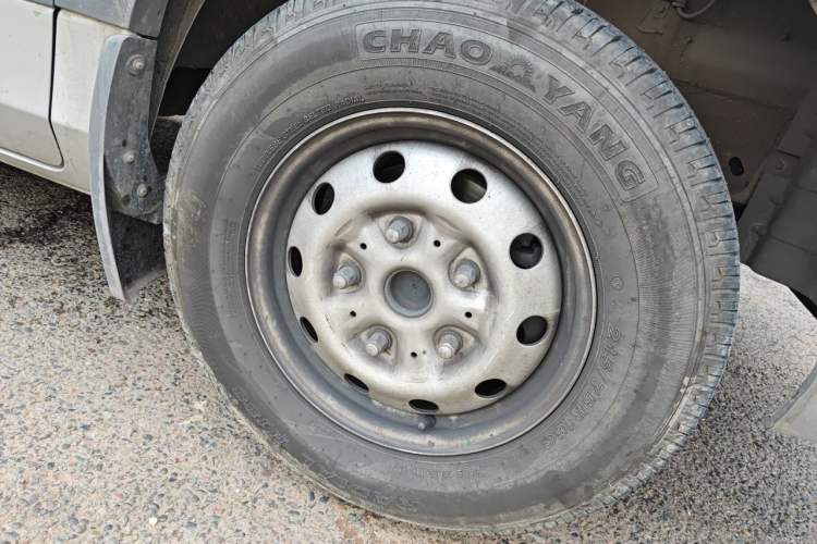 Used Foton Toano 2024 Joyear Multi-Function 2.0T Manual Long-Wheelbase Mid-Roof Model with Single Rear Tire Available in 5/6/7/9-Seater Configurations Right Front Wheel Hub