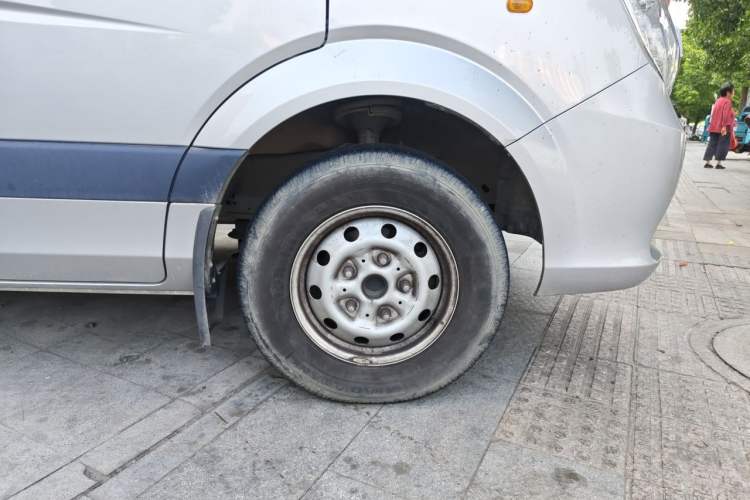 Used Foton Toano 2024 Joyear Multi-Function 2.0T Manual Long-Wheelbase Mid-Roof Model with Single Rear Tire Available in 5/6/7/9-Seater Configurations Right Front Wheel Hub