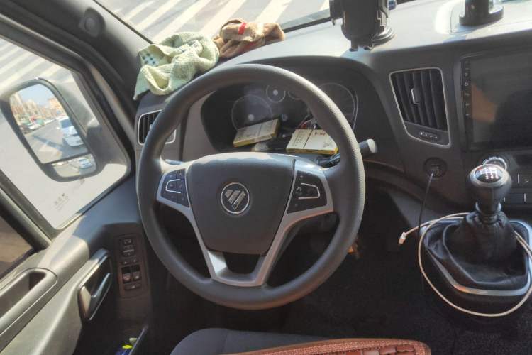 Used Foton Toano 2024 Tuyano Pro Van 2.5T Manual Rear-Wheel Drive Extended Wheelbase with Ultra-High Roof Dual Rear Tires 3-Seater Configuration Steering Wheel