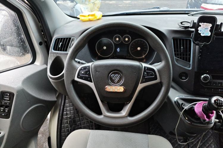Used Foton Toano 2024 Joyear Multi-Function 2.0T Manual Long-Wheelbase Mid-Roof Model with Single Rear Tire Available in 5/6/7/9-Seater Configurations Steering Wheel