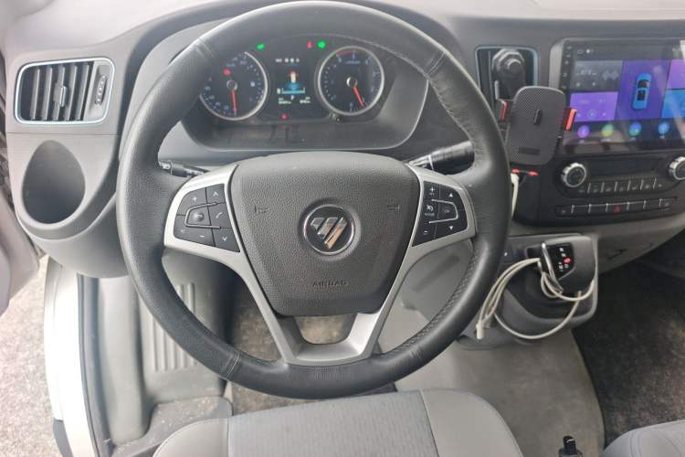 Used Foton Toano 2024 Geely Xing Multi-Function 2.0T Automatic Long Wheelbase Mid-Roof Design with Single Rear Tire and 3 Seating Capacity Steering Wheel