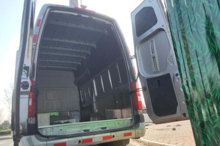 Used Foton Toano 2024 Tuyano Pro Van 2.5T Manual Rear-Wheel Drive Extended Wheelbase with Ultra-High Roof Dual Rear Tires 3-Seater Configuration Trunk