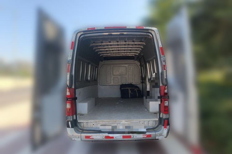 Used Foton Toano 2024 Geely Xing Multi-Function 2.0T Automatic Long Wheelbase Mid-Roof Design with Single Rear Tire and 3 Seating Capacity Trunk