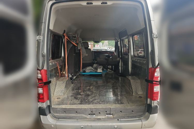 Used Foton Toano 2024 Tuyano Pro Multi-Function Model Cummins 2.8T Manual Transmission Rear-Wheel Drive Long Wheelbase Mid-Roof Configuration with Single Rear Tire—Available in 6- 7- or 9-Seater Versions Trunk