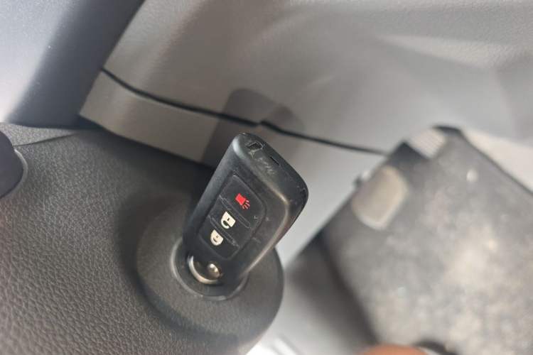 Used Foton Toano 2024 Geely Xing Multi-Function 2.0T Automatic Long Wheelbase Mid-Roof Design with Single Rear Tire and 3 Seating Capacity Vehicle Key