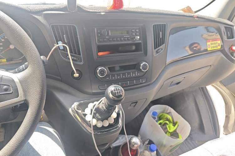 Used Foton Toano 2024 Tuyano Pro Multi-Function 2.0T Manual Rear-Drive Long Wheelbase Mid-Roof Design Single Rear Tire—Available in 5/6/7/9-Seater Configurations Audio And AC Panel