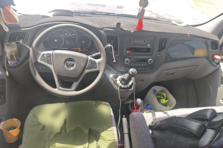 Used Foton Toano 2024 Tuyano Pro Multi-Function 2.0T Manual Rear-Drive Long Wheelbase Mid-Roof Design Single Rear Tire—Available in 5/6/7/9-Seater Configurations Center Console