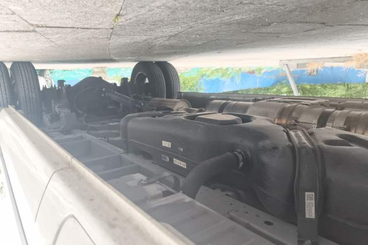 Used Foton Toano 2024 Geely Xianghuo Van 2.5T Manual Extended Wheelbase Mid-Roof Design Rear Dual Tires 3-Seater Chassis Front Left