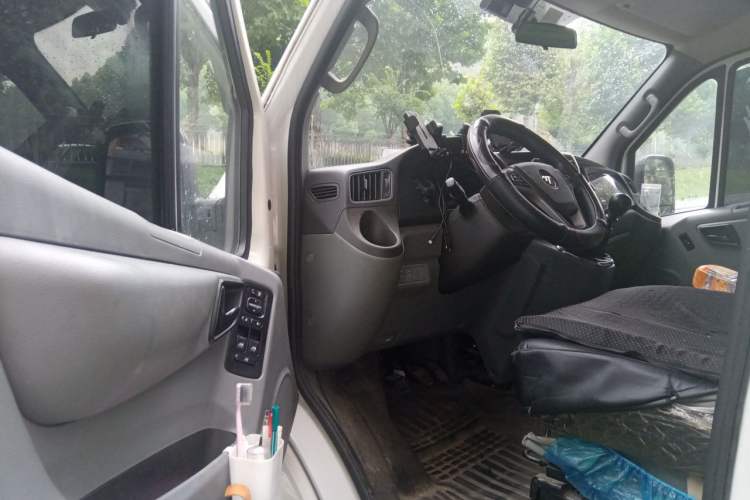Used Foton Toano 2024 Joyear Multi-Function 2.0T Manual Long-Wheelbase Mid-Roof Model with Single Rear Tire Available in 5/6/7/9-Seater Configurations Driver Seat