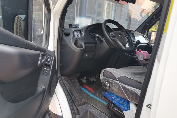 Used Foton Toano 2024 Tuyano Pro Van 2.5T Manual Rear-Drive Extended Wheelbase Mid-Roof Design Rear Dual Tires 3-Seater Driver Seat
