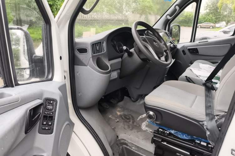 Used Foton Toano 2024 Joy Elephant Van Cummins 2.8T Manual Long Wheelbase Mid-Roof Design Rear Dual Tires 3-Seater Driver Seat