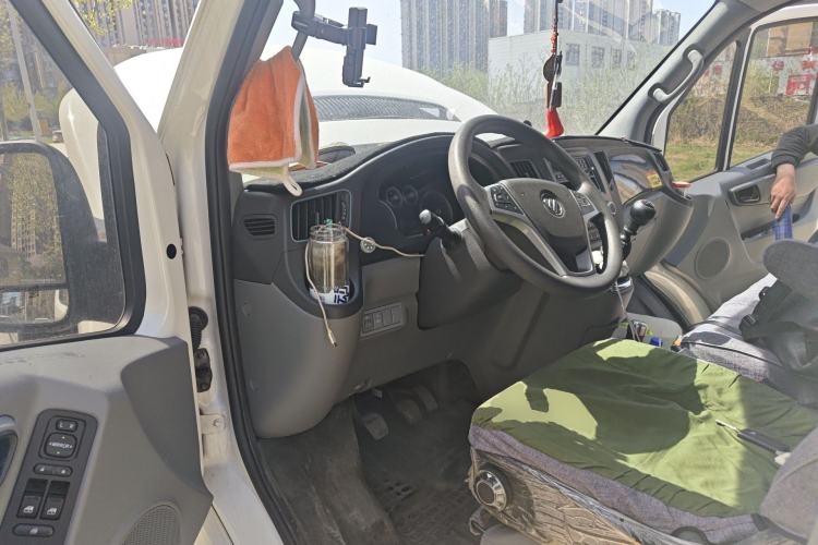 Used Foton Toano 2024 Tuyano Pro Multi-Function 2.0T Manual Rear-Drive Long Wheelbase Mid-Roof Design Single Rear Tire—Available in 5/6/7/9-Seater Configurations Driver Seat