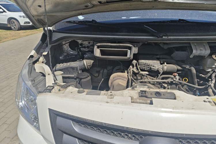 Used Foton Toano 2024 Tuyano Pro Multi-Function 2.0T Manual Rear-Drive Long Wheelbase Mid-Roof Design Single Rear Tire—Available in 5/6/7/9-Seater Configurations Engine Bay Right