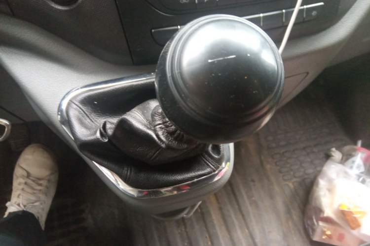 Used Foton Toano 2024 Joyear Multi-Function 2.0T Manual Long-Wheelbase Mid-Roof Model with Single Rear Tire Available in 5/6/7/9-Seater Configurations Gear Lever