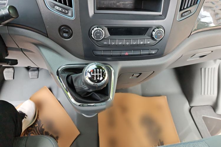 Used Foton Toano 2024 Joyear Multi-Function 2.0T Manual Long-Wheelbase Mid-Roof Model with Single Rear Tire Available in 5/6/7/9-Seater Configurations Gear Lever