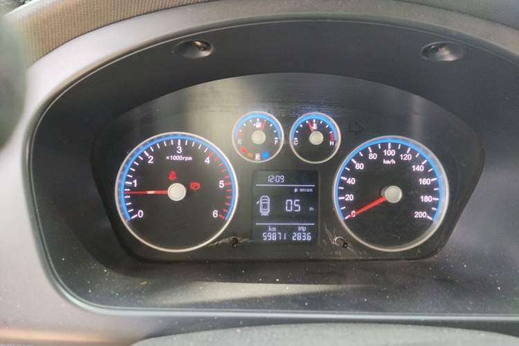Used Foton Toano 2024 Geely Xianghuo 2.5T Manual Long Wheelbase Ultra-High Roof with Rear Dual Tires 3-Seater Instrument Cluster