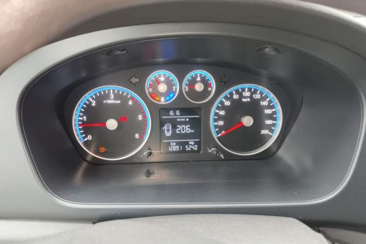 Used Foton Toano 2024 Joy Elephant Van Cummins 2.8T Manual Long Wheelbase Mid-Roof Design Rear Dual Tires 3-Seater Instrument Cluster