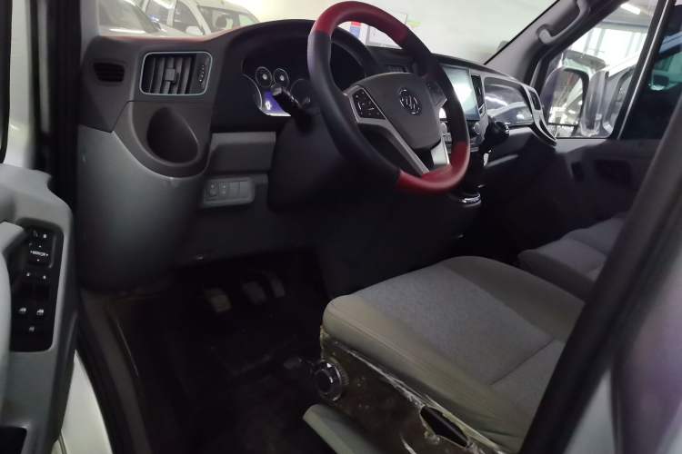 Used Foton Toano 2024 Joyear Multi-Function 2.0T Manual Long-Wheelbase Mid-Roof Model with Single Rear Tire Available in 5/6/7/9-Seater Configurations Interior 2
