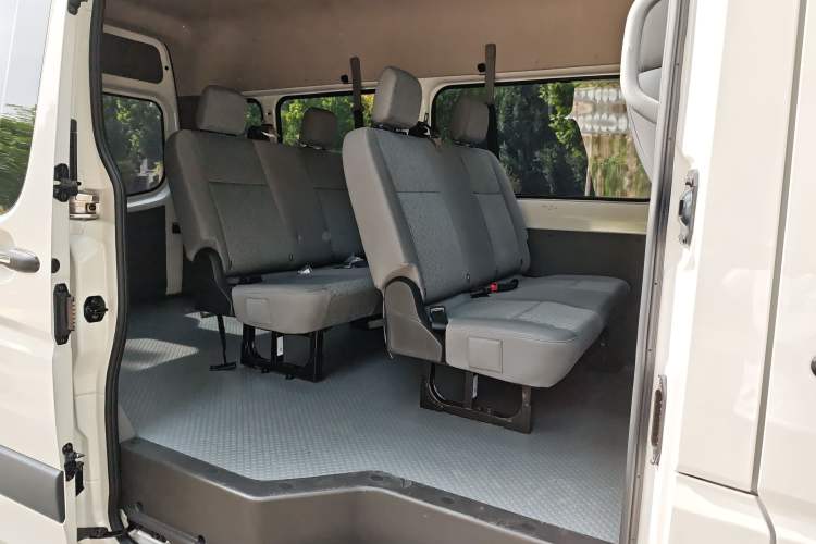 Used Foton Toano 2024 Joyear Multi-Function 2.0T Manual Long-Wheelbase Mid-Roof Model with Single Rear Tire Available in 5/6/7/9-Seater Configurations Interior 2