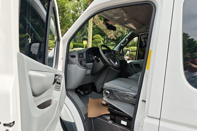 Used Foton Toano 2024 Joyear Multi-Function 2.0T Manual Long-Wheelbase Mid-Roof Model with Single Rear Tire Available in 5/6/7/9-Seater Configurations Interior 3
