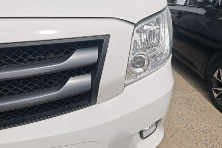 Used Foton Toano 2024 Joyear Multi-Function 2.0T Manual Long-Wheelbase Mid-Roof Model with Single Rear Tire Available in 5/6/7/9-Seater Configurations Left Front Headlight