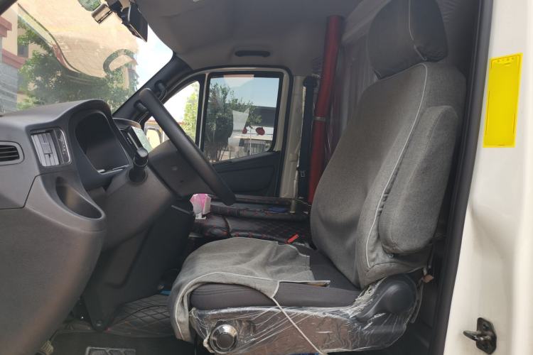 Used Foton Toano 2024 Tuyano Pro Van 2.5T Manual Rear-Drive Extended Wheelbase Mid-Roof Design Rear Dual Tires 3-Seater Left Front Seat