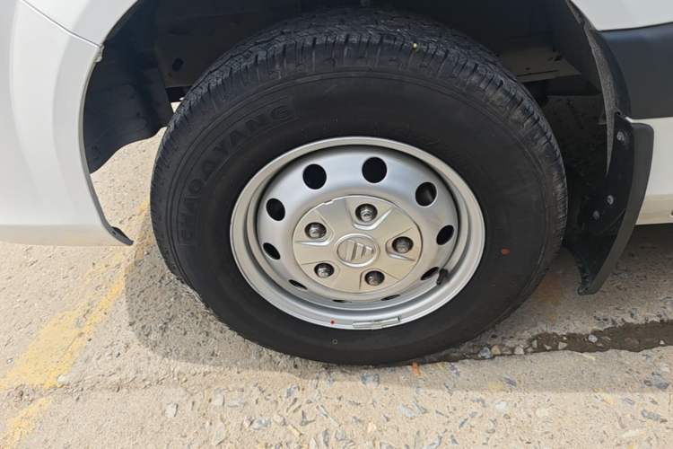 Used Foton Toano 2024 Joyear Multi-Function 2.0T Manual Long-Wheelbase Mid-Roof Model with Single Rear Tire Available in 5/6/7/9-Seater Configurations Left Front Wheel Hub