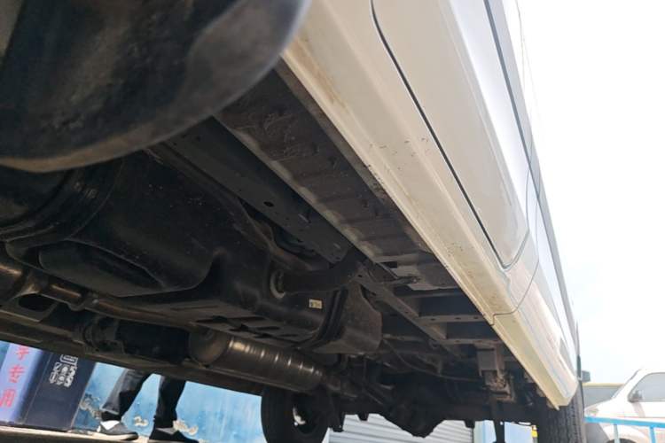 Used Foton Toano 2024 Joyear Multi-Function 2.0T Manual Long-Wheelbase Mid-Roof Model with Single Rear Tire Available in 5/6/7/9-Seater Configurations Left Side Sill