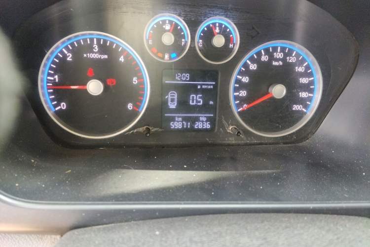 Used Foton Toano 2024 Geely Xianghuo 2.5T Manual Long Wheelbase Ultra-High Roof with Rear Dual Tires 3-Seater Odometer Close Up
