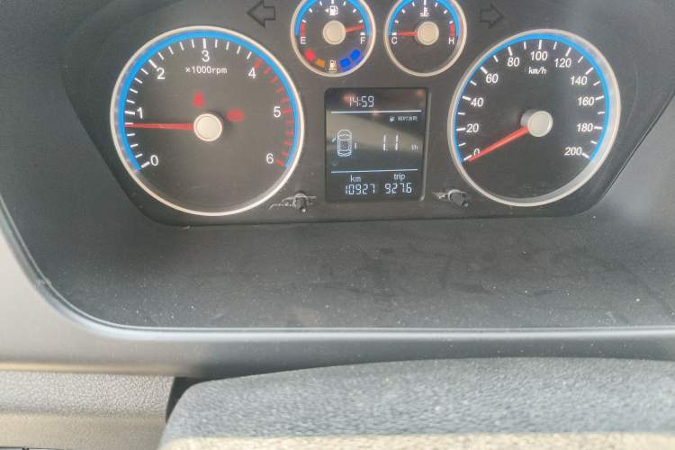 Used Foton Toano 2024 Tuyano Pro Van 2.0T Manual Rear-Drive Long Wheelbase Mid-Roof Design Single Rear Tire 3-Seater Odometer Close Up